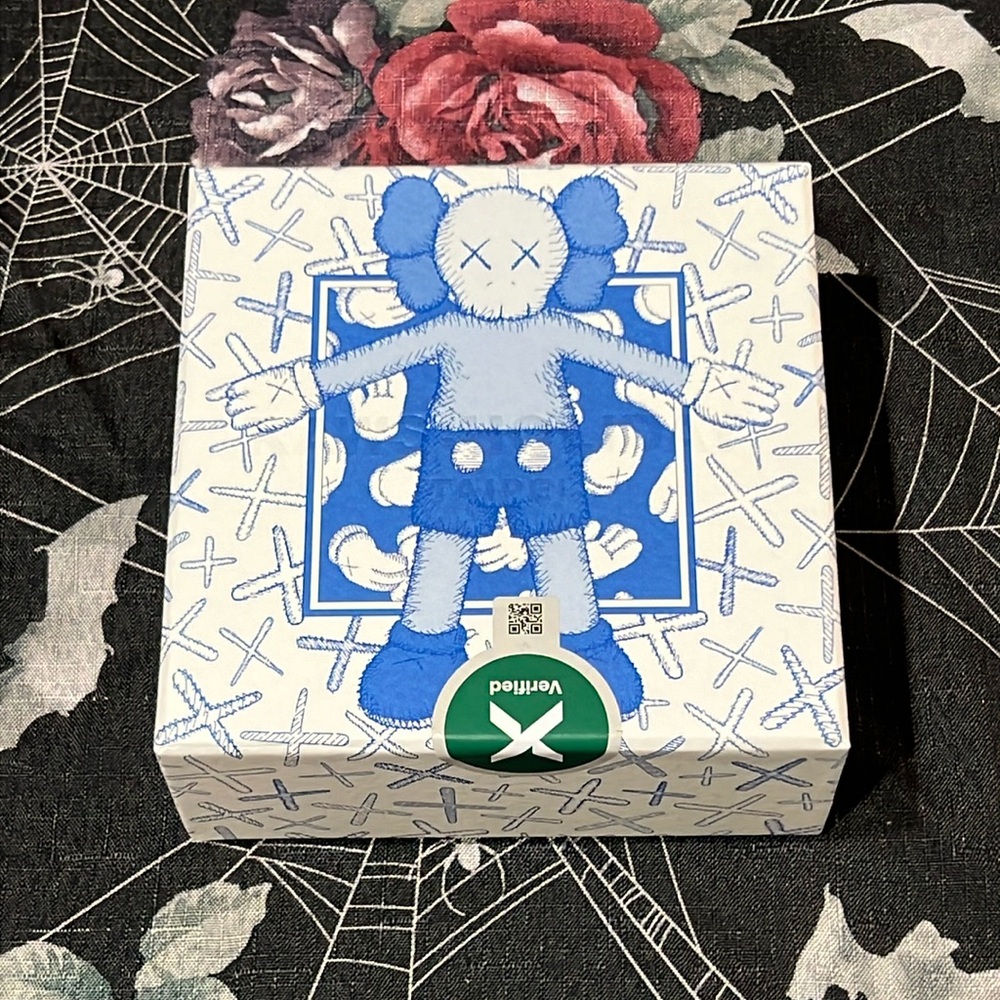 BRAND NEW IN BOX KAWS HOLIDAY TAIPEI CERAMIC PLATES (SET OF 4) BLUE/WHITE RARE - Picture 2 of 3